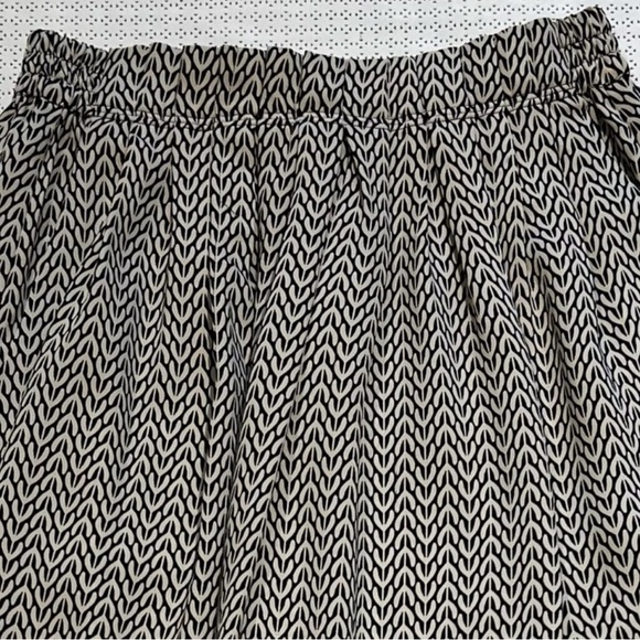 H&M Printed Flowy Midi Skirt Black Cream Size 2 - Picture 4 of 10